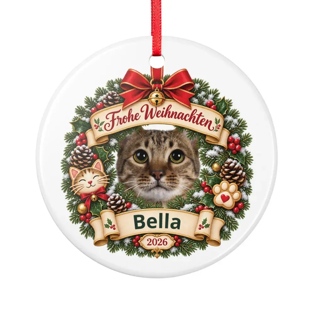 Katzen-Weihnachtsanhänger aus Keramik von vorne mit Beispielname Bella und 2026