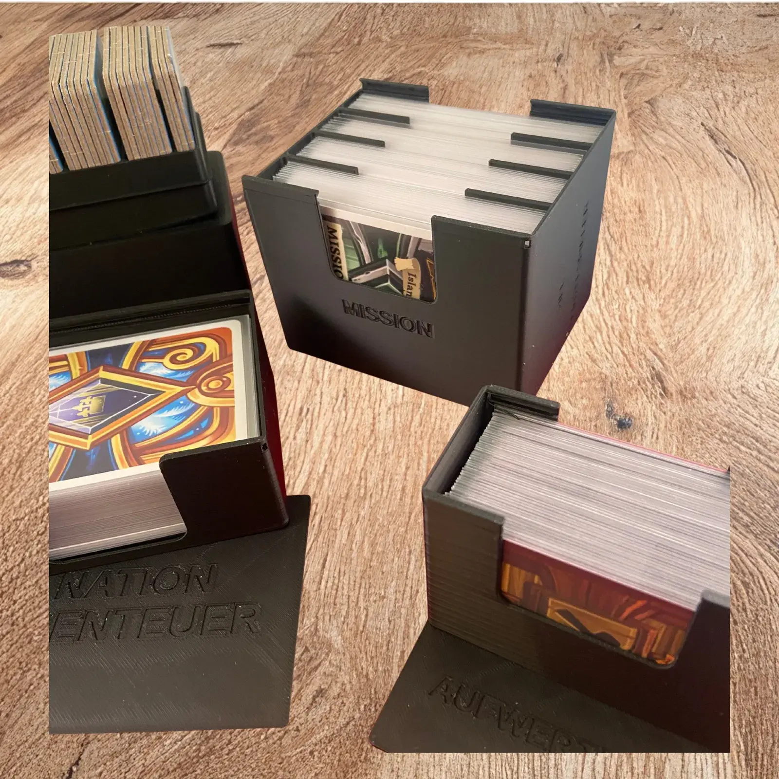 Vierfach-Kartenbox mit Beschriftung Mission und gesleevten Karten, kompatibel mit EOS