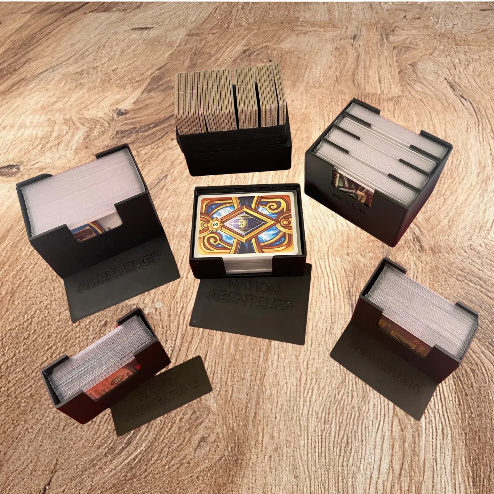 Geöffnete Kartenboxen mit gesleevten Karten und Pappplättchenbox, kompatibel mit EOS