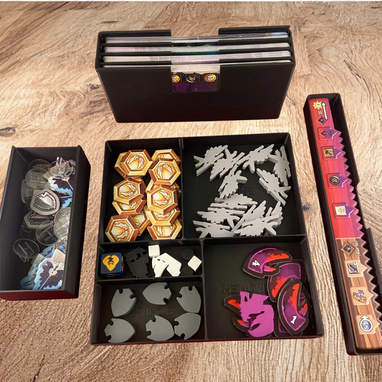 Befülltes Kleinteiletray mit fünf Fächern, daneben Kartenbox und Stärkeleistenfach, kompatibel mit EOS